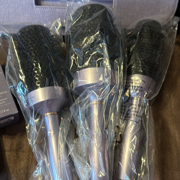 Monat Brush set, IR Clinical Serum and Dry Texturizing Spray Bundle - Picture 4 of 4